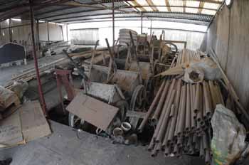 居民樓屋頂變身建材倉庫，安全隱患亟待重視